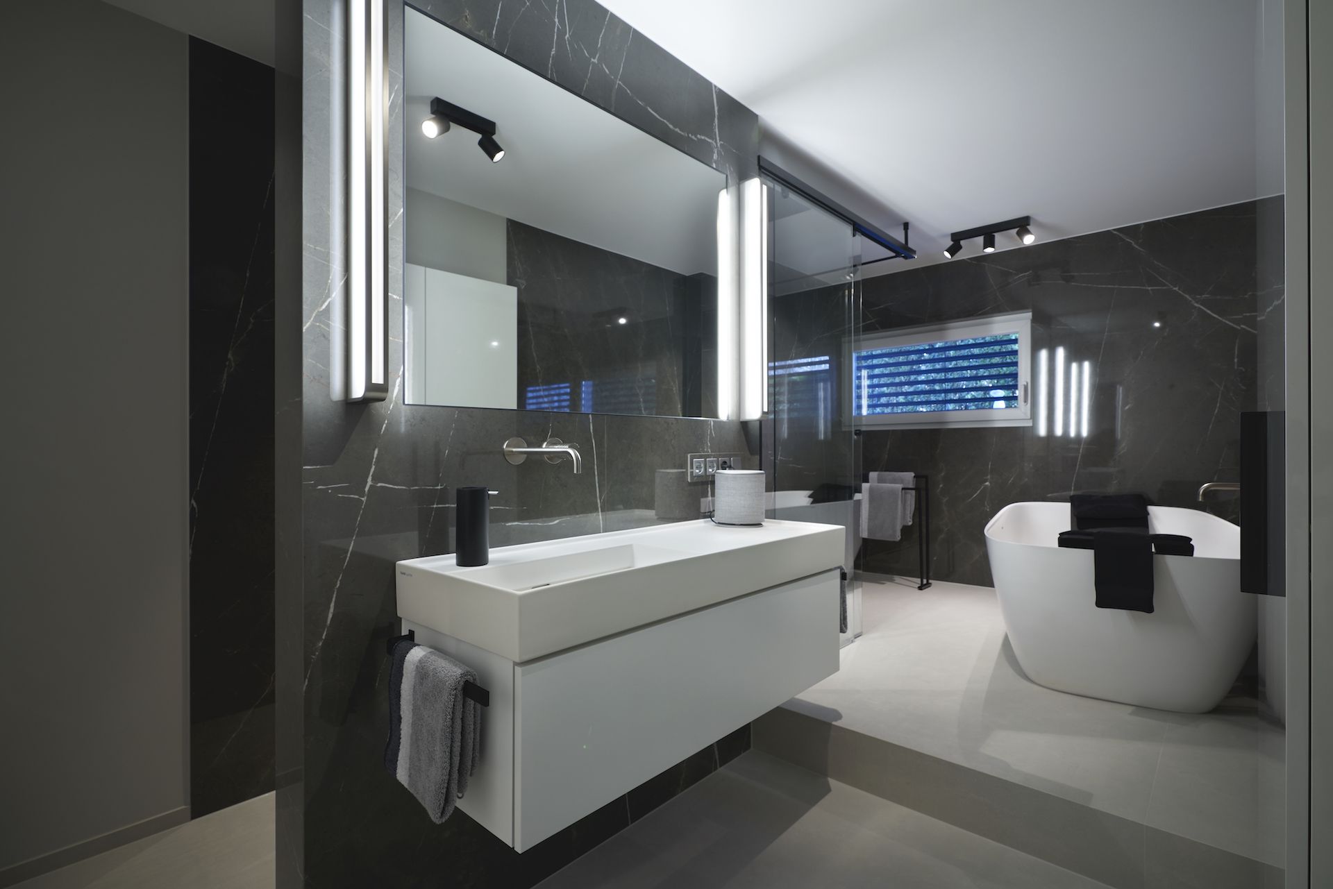 Haus am See - Exklusives Badezimmer mit großformatigen Fliesen | Raumwerk - Adrian Wojciechowski