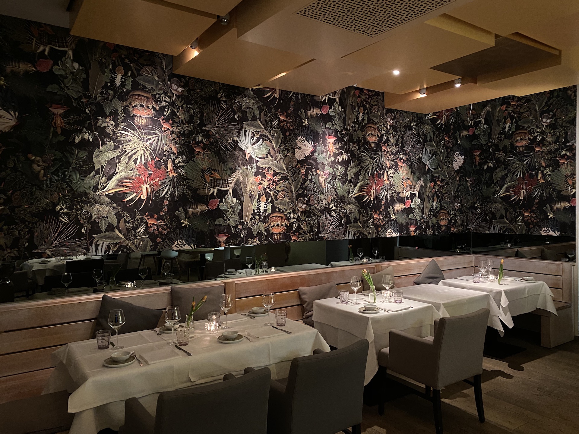Restaurant Hamburg Hafencity - Edele Textilwandbekleidung | Raumwerk - Adrian Wojciechowski