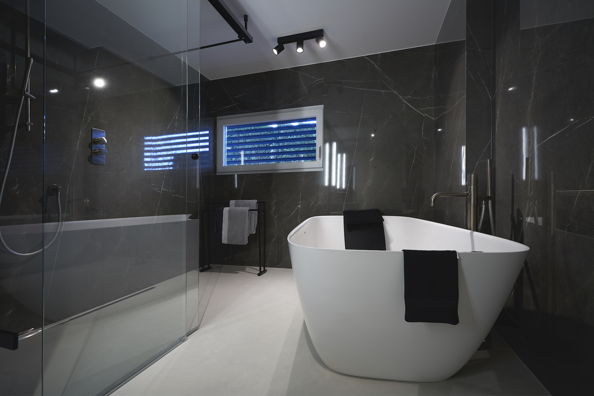 Haus am See - Exklusives Badezimmer mit großformatigen Fliesen | Raumwerk - Adrian Wojciechowski
