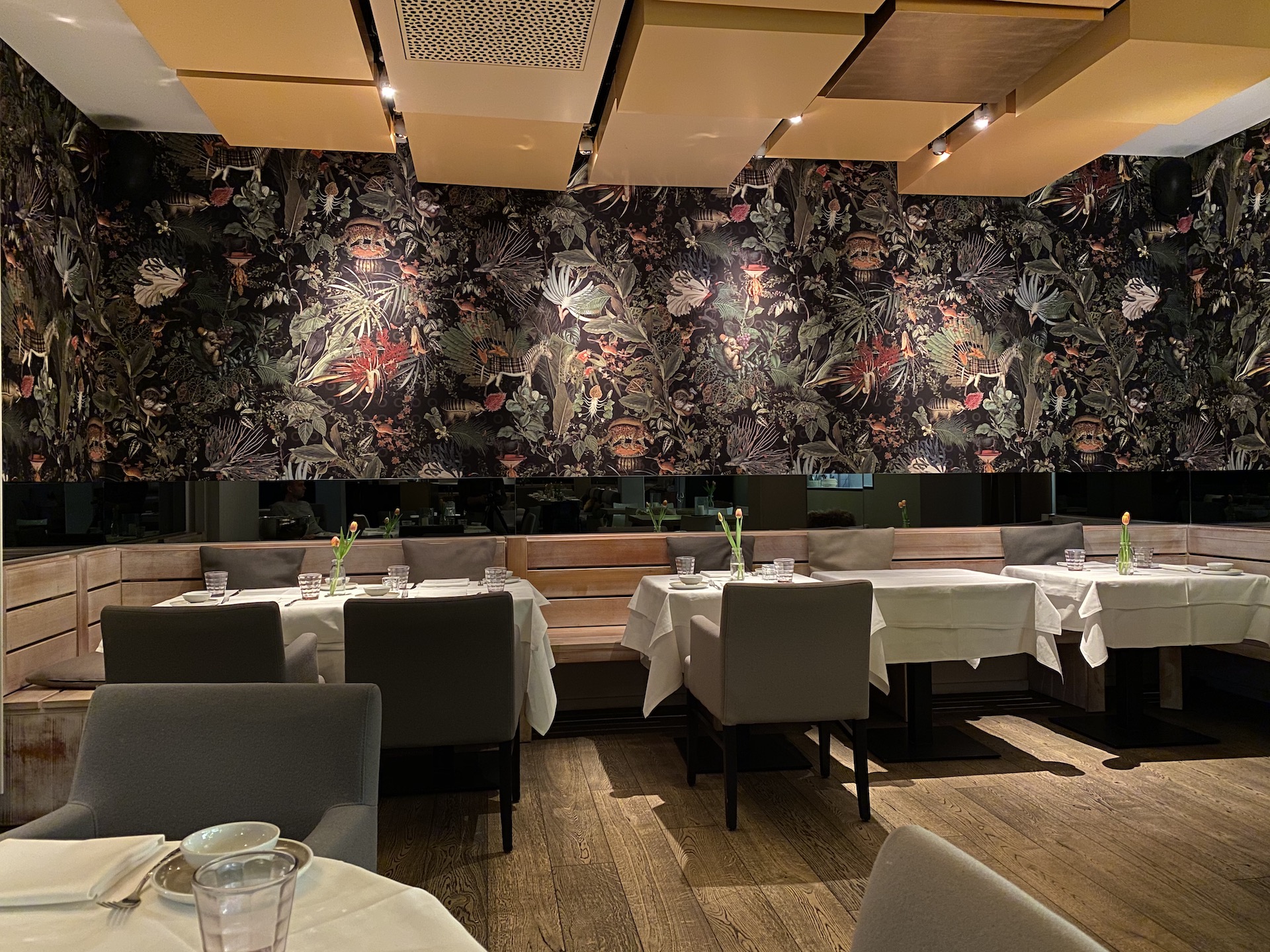 Restaurant Hamburg Hafencity - Edele Textilwandbekleidung | Raumwerk - Adrian Wojciechowski