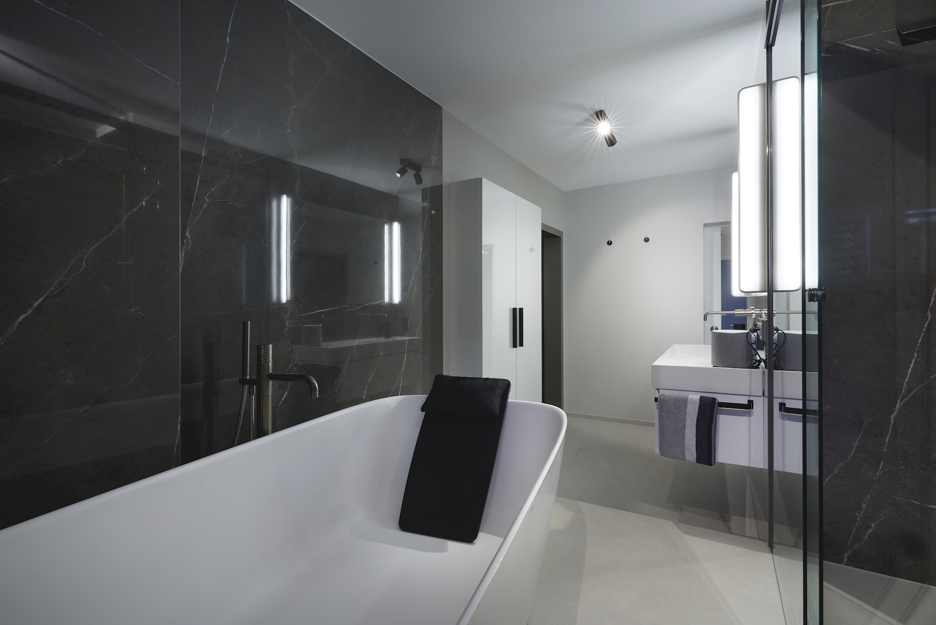 Haus am See - Exklusives Badezimmer mit großformatigen Fliesen | Raumwerk - Adrian Wojciechowski
